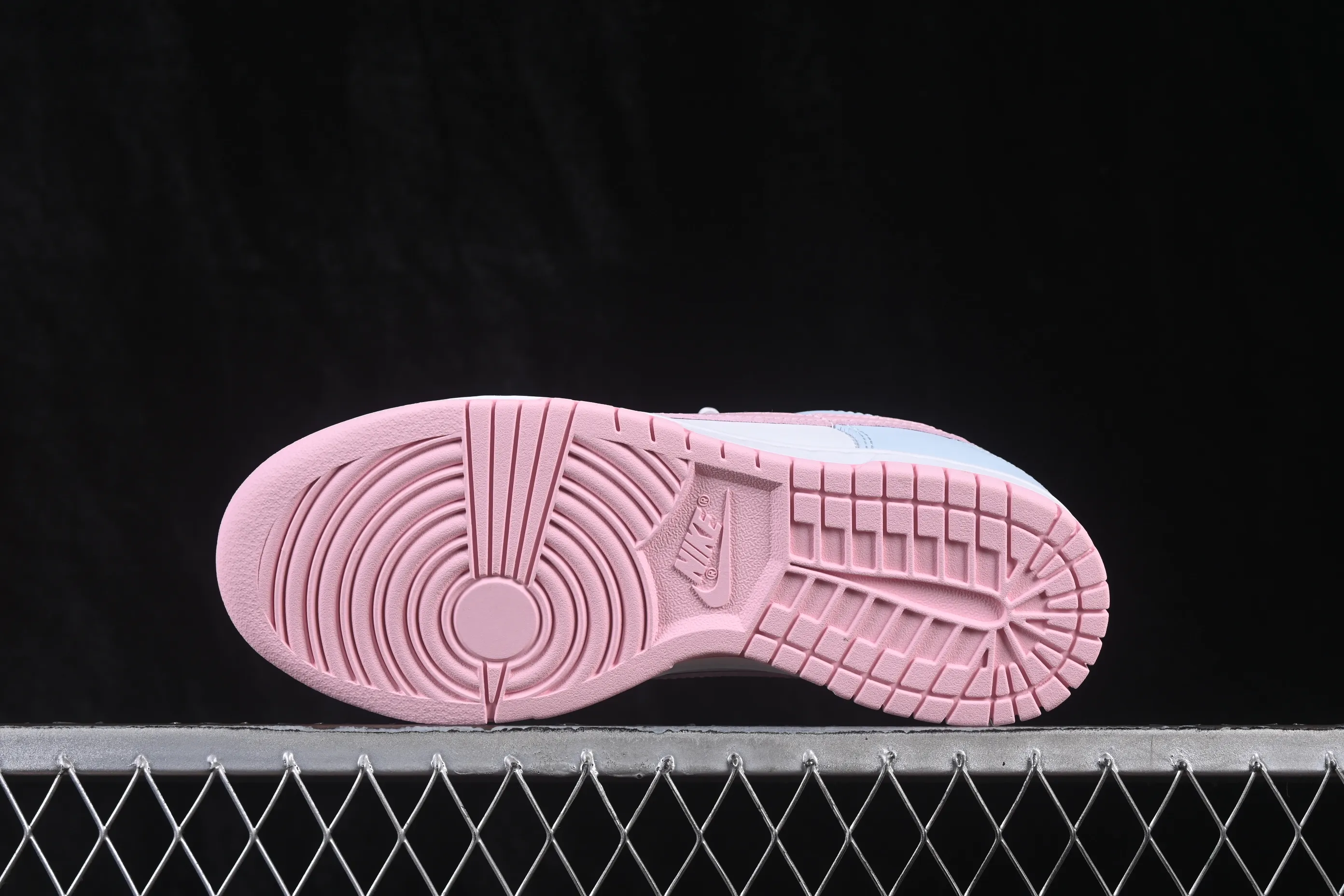 All categories Nk SB Dunk series Nk SB Dunk Low low-top sneakers Nike SB Dunk Low white, gray and pink color matching low-top casual sneakers IB3484-001